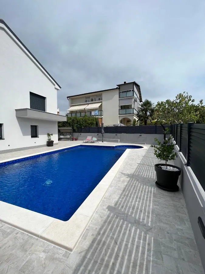 Helamoni, New 5 Star 2 Person Apartment With Pool Malinska